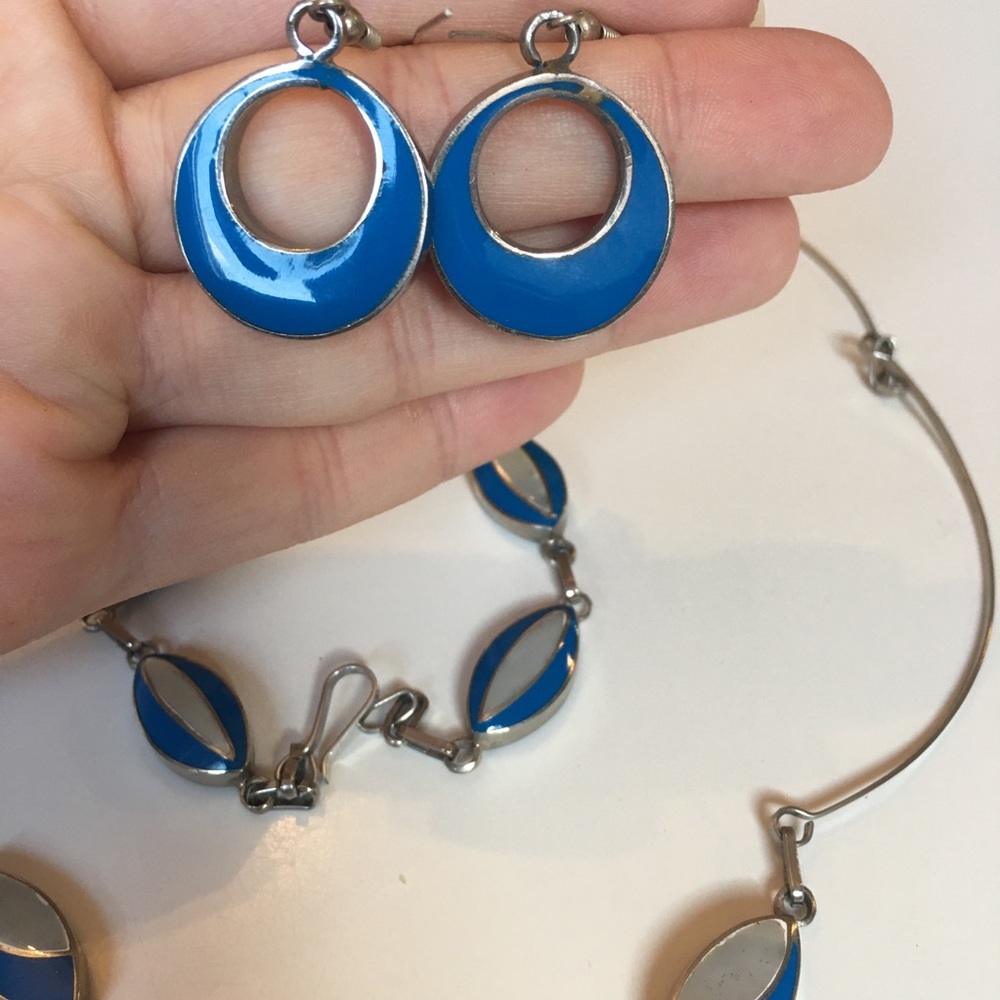 2/$30 Enamel & Shell-like Reversible Jewellery Set - Picture 10 of 10